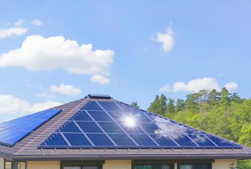 太陽光パネルがついた家のイメージ