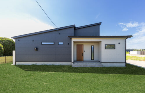 上質さとやさしさを感じる、シンプルモダンな平屋