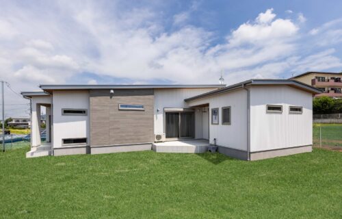 リビングを中心に家族が集まるナチュラルモダンな平屋