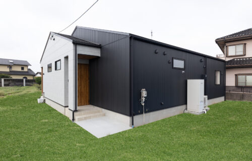 光と開放感あふれるコントラスト美の平屋