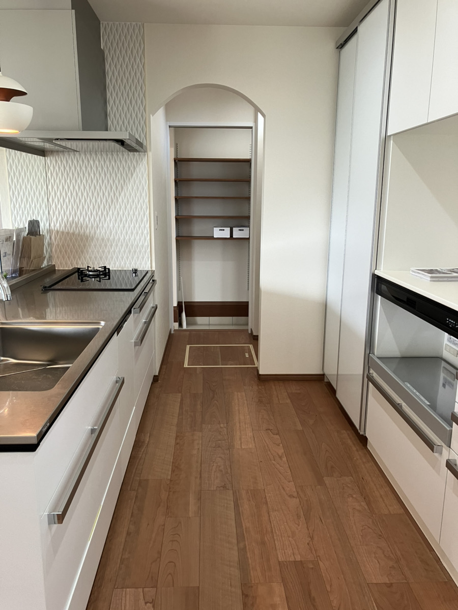 キッチンからみた玄関シューズクロークのイメージ