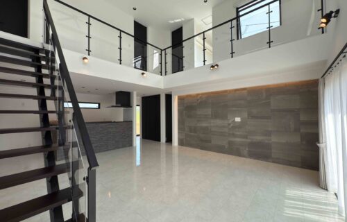 白×黒×グレーが調和する、洗練されたモダン空間