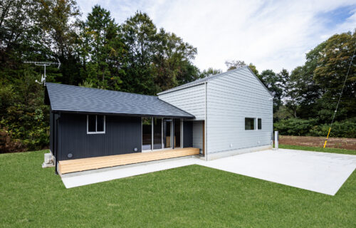 緑に囲まれた、家族が集うこだわりの平屋