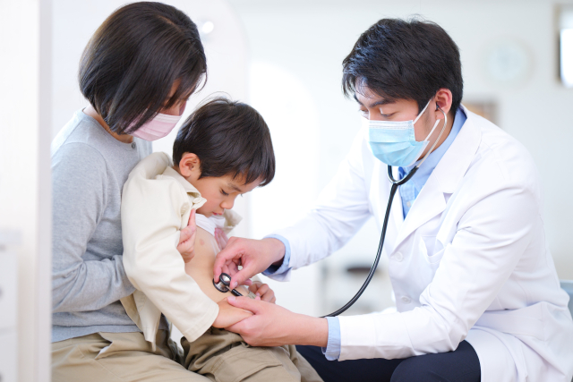 診察を受ける子供のイメージ