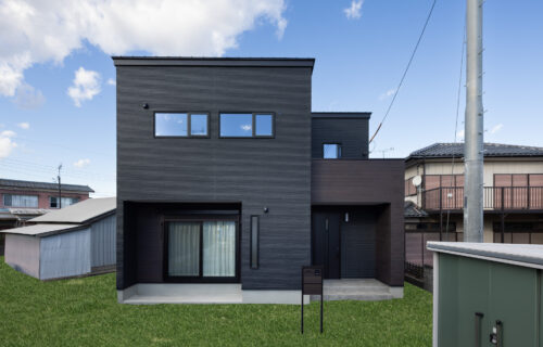 黒で魅せる、上質なシンプルモダンの住まい