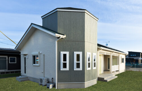 素材美が映える外観と、光あふれる白の住まい