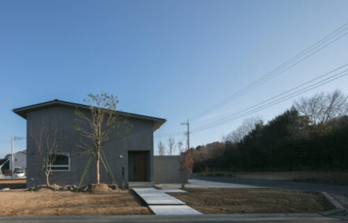 土間と中庭がつくる、あわいの住まい