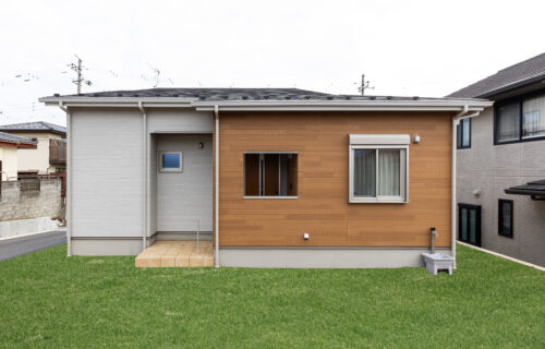 吹き抜けがつなぐ、明るさと温もりのある住まい