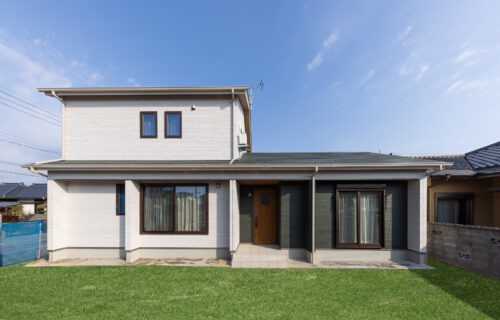 グリーンが映える外観と、整った暮らしのかたち