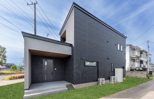 黒の陰影が際立つ外観と、自分の時間を大切にする住まい
