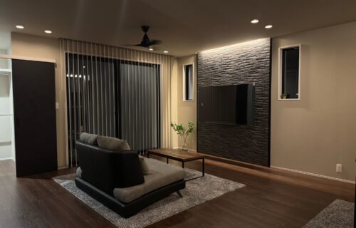 収納に困らせない テラスデッキのある平屋